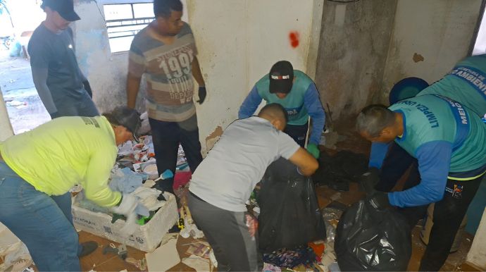 Secretaria de Meio Ambiente limpa residência de acumuladores na travessa Indiana
