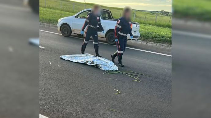Mulher atropelada em rodovia é declarada morta pelo Samu, deixada na pista e reanimada minutos depois por socorrista