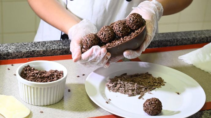 De olho na Páscoa, Escola Profissionalizante lança curso de confecção de ovos de chocolate