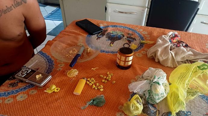 Dois jovens são presos por tráfico de drogas após flagrante em residência de Tupã