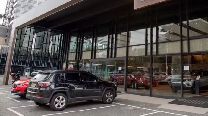 Vaga recuada em frente a lojas é pública, diz Contran