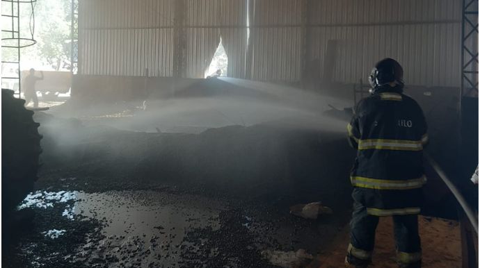 Incêndio destrói cerca de 2 mil sacas de amendoim em silos de secagem em Quintana