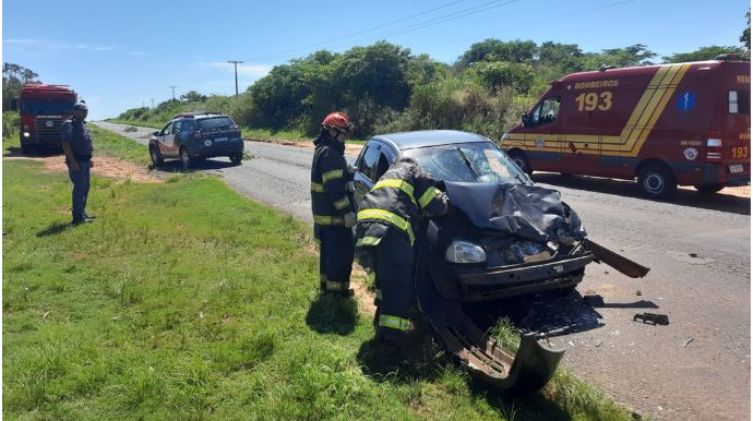 Colisão entre carro e caminhão deixa motorista ferido na vicinal entre Bastos e Iacri
