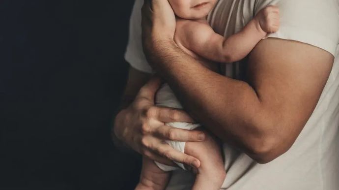 Licença-paternidade de até 20 dias é aprovada no Senado