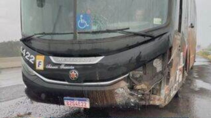 Cantor Latino e equipe sofrem acidente na Rodovia SP-310, no interior paulista