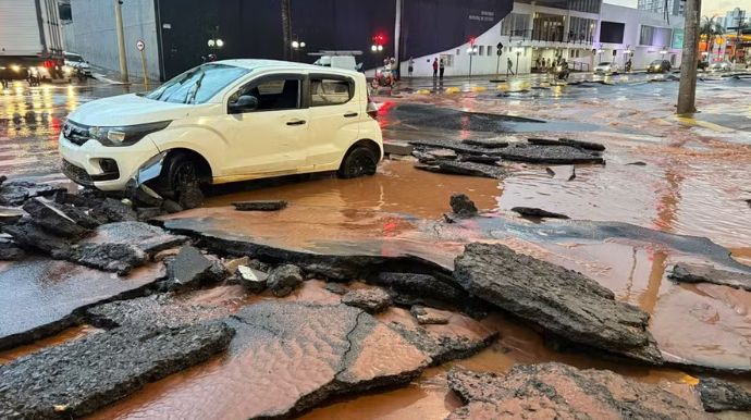 Temporal destrói asfalto, deixa moto soterrada e mobiliza resgates em Bauru