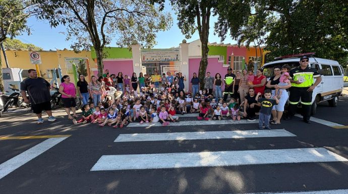 Crianças vão às ruas e lideram ação contra a dengue em Tupã com música e panfletagem