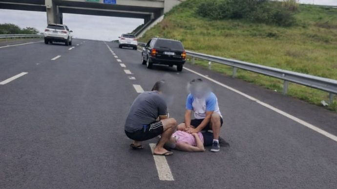 Assessora parlamentar é jogada de carro em movimento na SP-294; marido é preso por tentativa de feminicídio