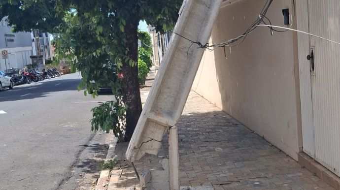 Equipes trabalham na substituição de poste atingido por caminhão no centro de Tupã