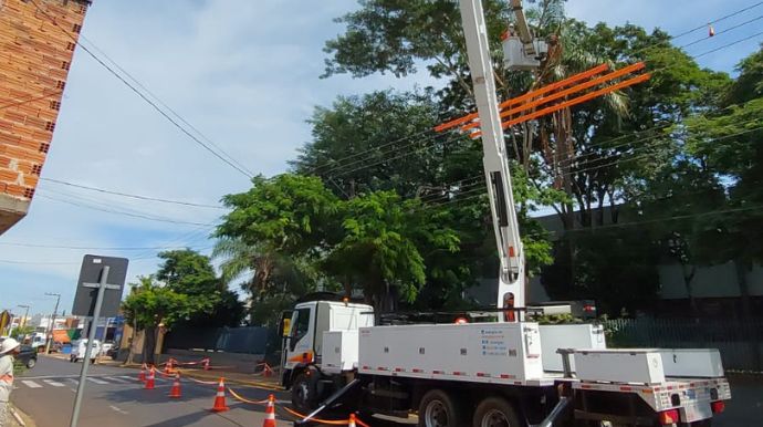 Caminhão especial reforça mutirão de podas e melhorias na rede elétrica de Tupã sem corte no fornecimento