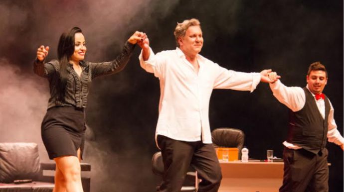 Comédia romântica teatral será apresentada gratuitamente em Tupã com arrecadação de alimentos