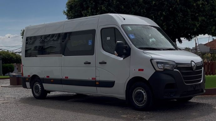 Queiroz investe em nova van para transporte de estudantes da rede pública