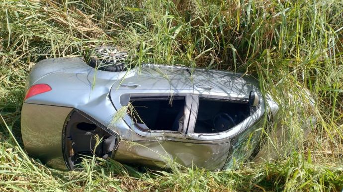 Carro capota em vicinal entre Bastos e Tupã que está interditada após problema em ponte
