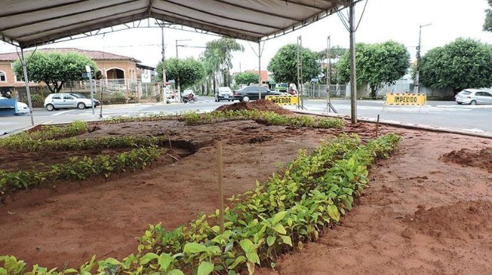 Bienal do Verde começa a ganhar forma com montagem da “fazendinha” na Praça da Bandeira