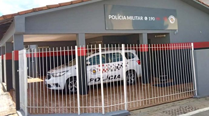 Homem arremessa garrafa em policiais e é preso por ameaça e desacato em Herculândia