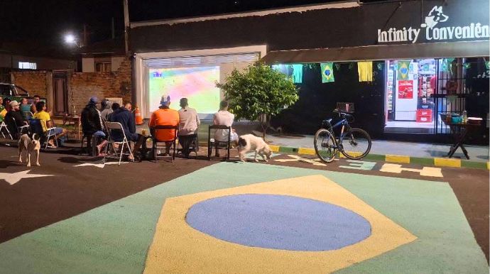 Clima de Copa une moradores e colore rua no Parque dos Antúrios, em Tupã