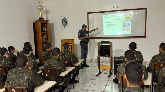 Ex-atirador do Tiro de Guerra de Tupã retorna como tenente da PM para orientar jovens sobre carreira militar