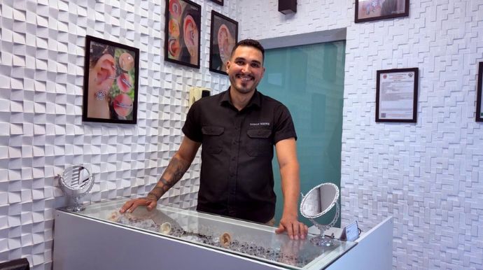 Referência em body piercing em Tupã, Diego Reine aposta em segurança, acompanhamento e cuidado com os clientes