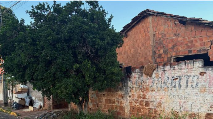 Denúncia de morador mobiliza poder público e casa apontada como ponto de uso de drogas é demolida em Tupã