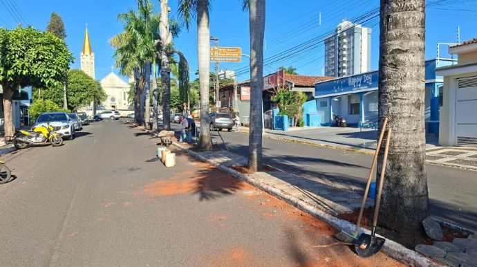 Prefeitura inicia calçamento do canteiro central da avenida Tabajaras