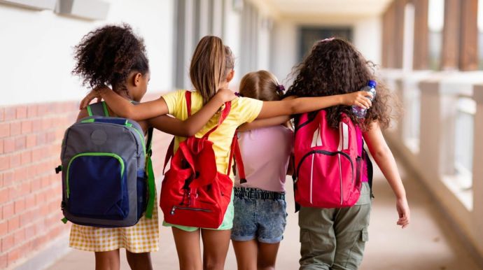Alunos da rede municipal de Queiroz retornam às aulas nesta quinta-feira