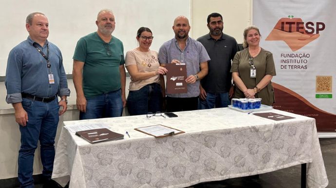 Queiroz entrega 28 escrituras a moradores do Bairro Barretinho