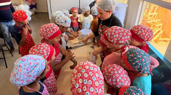 Oficina de culinária reúne cerca de 140 crianças e adolescentes durante as férias