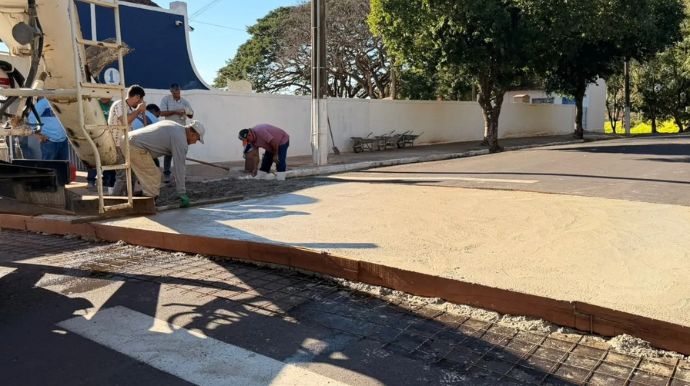 Faixa elevada e lombada são instaladas em frente ao Cemitério da Saudade