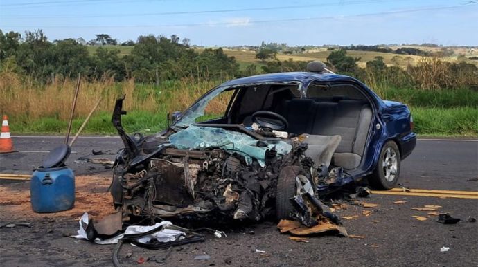 Colisão entre carro e carreta deixa duas mulheres feridas na SP-294, em Tupã