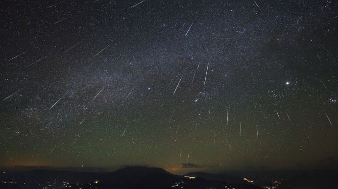 Duas chuvas de meteoros atingem pico nesta madrugada; saiba como observar