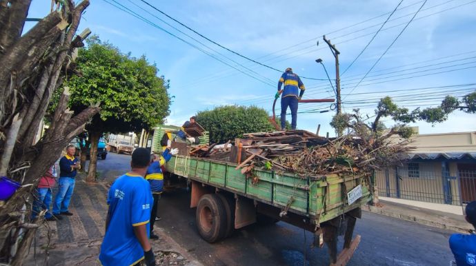 Após denúncias, imóveis com acúmulo de resíduos passam por limpeza em Tupã