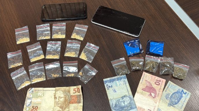 Dois homens são presos por tráfico de drogas em imóvel conhecido como “biqueira” em Bastos