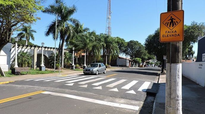 Faixa elevada e lombada reforçam segurança no entorno do Cemitério da Saudade em Tupã