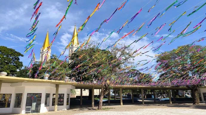 Praça começa a ganhar cenário do 5º FEFOLT, que será realizado de 22 a 29 de agosto