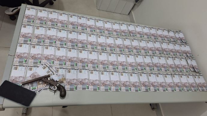 Homem é preso após denúncia de violência doméstica; PM apreende arma e R$ 18,4 mil em notas falsas em Queiroz