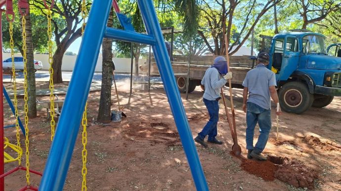 Prefeitura reforma praça do Velório Municipal e instala brinquedos para crianças