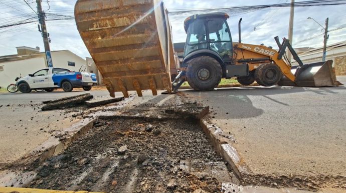 Prefeitura inicia instalação de valeta em via pública para melhorar escoamento de águas pluviais