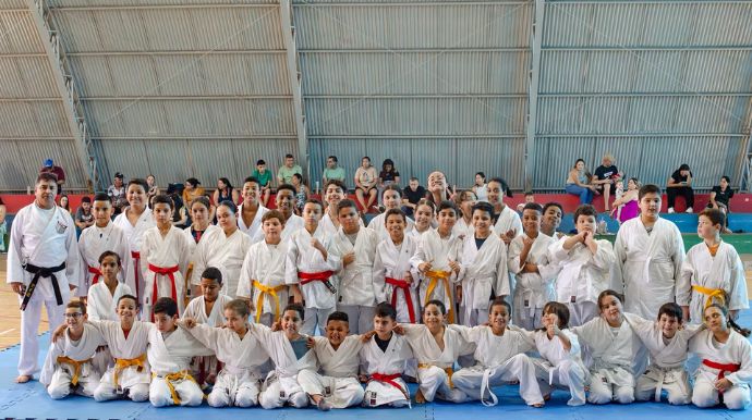 39 atletas são aprovados em exame de graduação de karatê em Queiroz