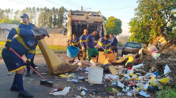 Equipes municipais retiram materiais acumulados de residência no Jardim Jaçanã, em Tupã