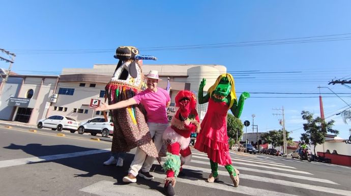 FEFOLT segue nesta segunda-feira com escolas municipais, música, dança e personagens do folclore