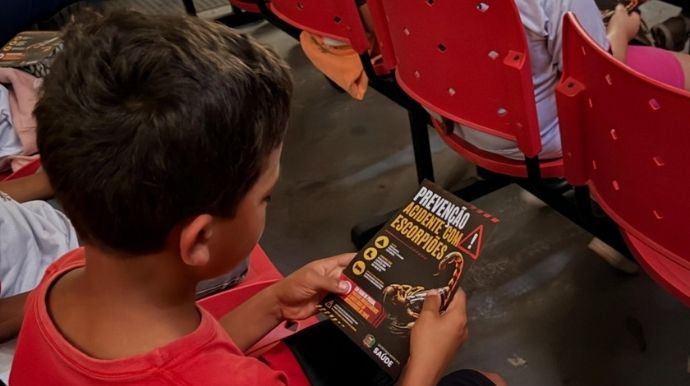 Exposição ensina alunos de Queiroz a identificar riscos e prevenir acidentes com escorpiões