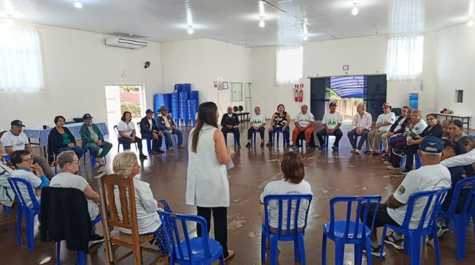 Idosos de Queiroz recebem orientações para prevenir quedas e acidentes