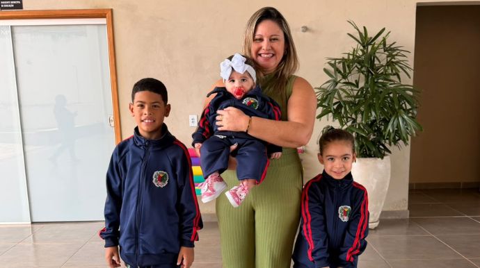 Mais de 480 alunos da rede municipal de Queiroz recebem uniformes de inverno