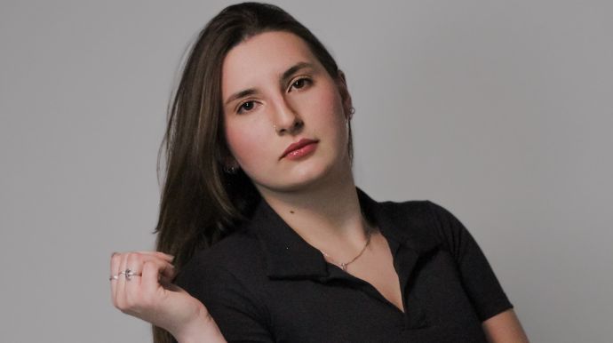 Jovem empreendedora, Maria Leão transforma comunicação e coragem em negócio próprio