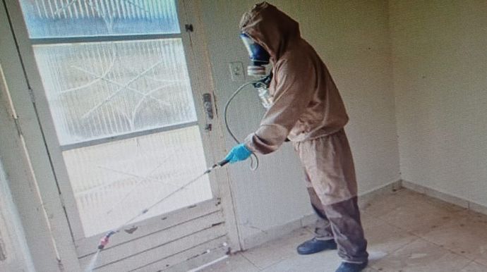 Imóveis fechados para venda ou locação no Centro de Tupã recebem aplicação de inseticida contra o Aedes