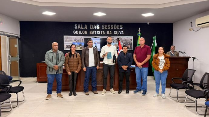 Câmara de Queiroz homenageia educadores físicos e atletas