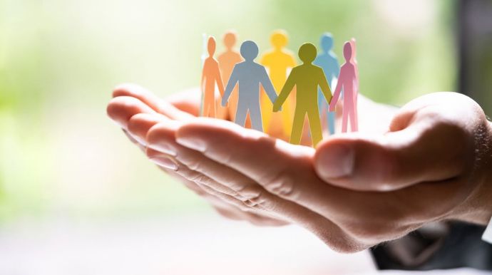 Como as ações integradas na educação e na saúde ajudam famílias de crianças neurodivergentes no município?