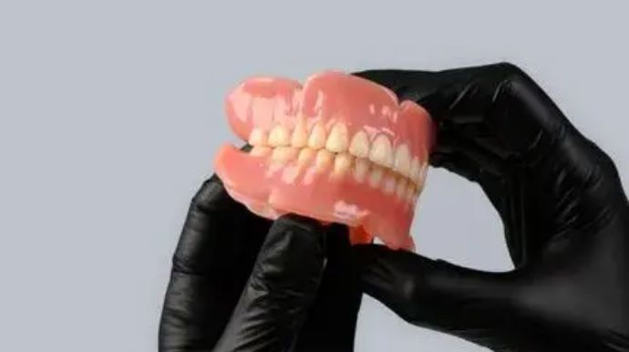 Queiroz retoma entrega de próteses dentárias e inova com tecnologia 3D