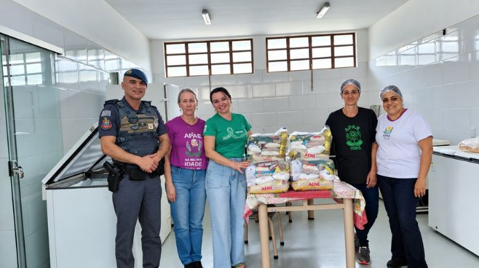 Projeto “Desenhos Realistas com Propósito” destina cestas básicas a famílias da APAE de Tupã