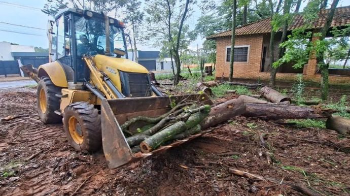 Área abandonada em Tupã passa por limpeza para combater focos de dengue e animais peçonhentos